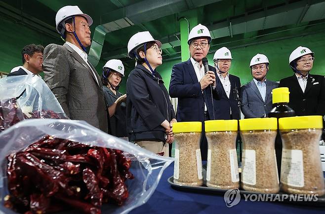 발언하는 국민의힘 송언석 비대위원장 (이천=연합뉴스) 홍기원 기자 = 국민의힘 송언석 비상대책위원장 겸 원내대표가 폭우ㆍ폭염으로 인한 농산물 물가 대응 점검을 위해 25일 경기도 이천시 대월면 aT 한국농수산식품유통공사 이천비축기지를 방문해 발언하고 있다. 2025.7.25 xanadu@yna.co.kr