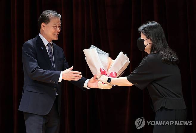 꽃다발 받는 김영호 장관 (서울=연합뉴스) 김인철 기자 = 김영호 통일부 장관이 25일 서울 종로구 정부서울청사 별관에서 열린 이임식에서 꽃다발을 받고 있다. 2025.7.25 yatoya@yna.co.kr