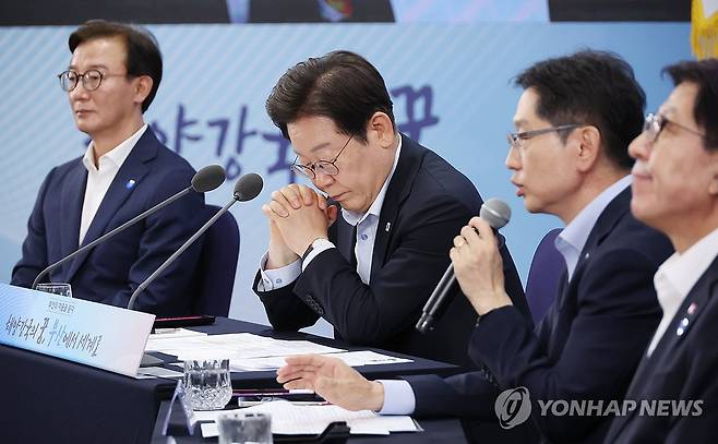 지방시대위원장 발언 듣는 이재명 대통령 (부산=연합뉴스) 한상균 기자 = 이재명 대통령이 25일 부산 부경대에서 열린 타운홀미팅 '부산의 마음을 듣다' 간담회에서 김경수 대통령 직속 지방시대위원장의 발언을 듣고 있다. 2025.7.25 xyz@yna.co.kr