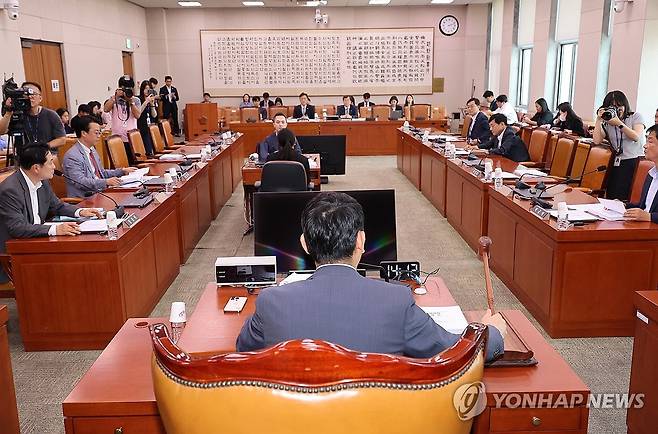 법사위 법안심사제1소위원회 (서울=연합뉴스) 박동주 기자 = 25일 서울 여의도 국회에서 열린 법제사법위원회 법안심사제1소위원회에서 김용민 소위원장이 의사봉을 두드리고 있다. 2025.7.25 pdj6635@yna.co.kr