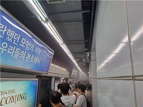 서울역 지나던 전동차서 연기 신고로 승객 하차…유증기 추정 [독자 제공. 재판매 및 DB 금지]