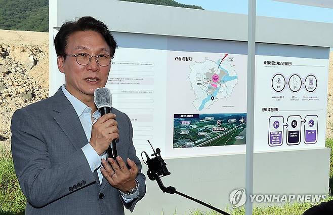 김민석 총리, 국회세종의사당 부지 방문 (세종=연합뉴스) 배재만 기자 = 김민석 국무총리가 25일 세종시 국회세종의사당 예정부지를 찾아 현황판 앞에서 발언하고 있다. 2025.7.25 scoop@yna.co.kr