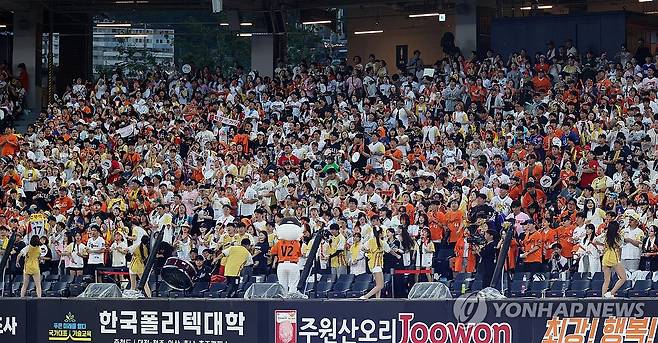 함께 즐기는 축제 (대전=연합뉴스) 김준범 기자 = 12일 대전 한화생명 볼파크에서 열린 2025 신한 SOL뱅크 KBO 올스타전. 관중들이 함께 노래를 부르며 축제를 즐기고 있다. 2025.7.12 psykims@yna.co.kr