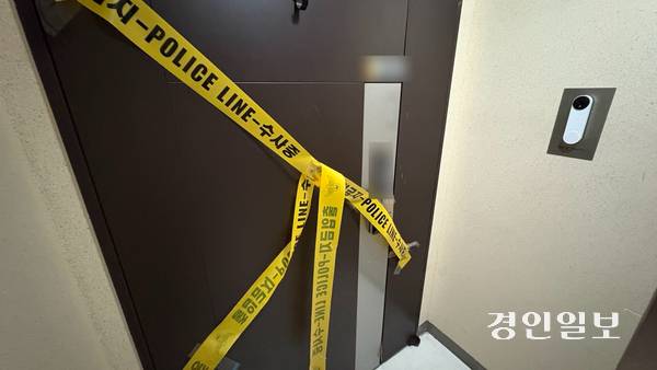 2인천에서 사제 총기를 발사해 가족을 숨지게 한 피의자의 주거지인 송도국제도시내 한 아파트 단지 출입문에 폴리스 라인이 설치돼 있다. /경인일보DB