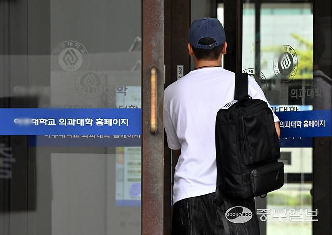 정부의 의대 증원 정책에 반발해 집단행동에 나섰던 의대생들이 17개월만에 복귀 의사를 밝힌 가운데 지난 13일 오후 수원시 아주대학교 의과대학 앞에서 의과대 학생이 의과대 건물로 들어가고 있다. 김경민기자