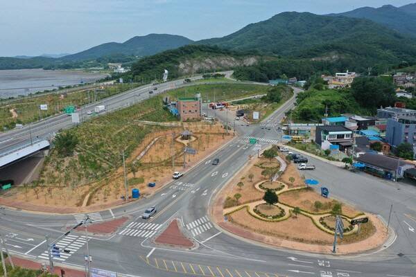 전남 완도군은 최근 기후위기 대응과 탄소흡수원 확충 등을 위해 군외면 원동교차로 일원 '3.4㏊에 '기후 대응 도시숲'을 조성했다./완도군 제공