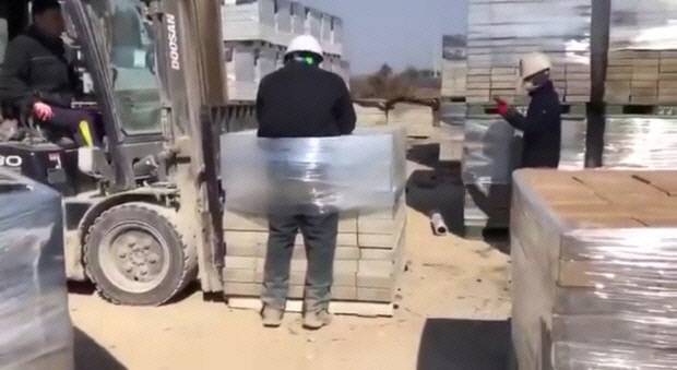 나주시 반남면 한 벽돌 공장에서 스리랑카 외국인 노동자를 비닐로 묶어 지게차로 들어올리는 등 괴롭히는 영상이 공개됐다. <전남이주노동자인권네트워크 제공>