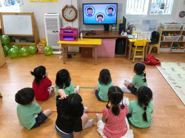 문경시보건소가 지역 한 어린이집을 대상으로 '어린이 감염병 예방교실'을 하고 있다.