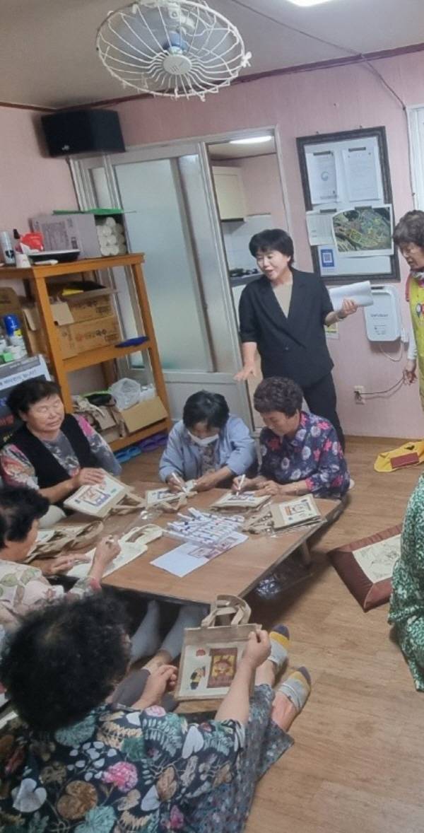 장금순 비안면장이 23일 장춘1리 경로당에서 어르신들에게 폭염 예방수칙을 안내하며 계도 활동을 하고 있다. 의성군