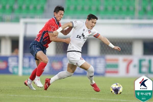 26일 오후 김천종합운동장에서 열린 김천 상무와 제주SK의 K리그1 24라운드 경기에서 양팀 선수들이 경합하고 있다 (사진=한국프로축구연맹)