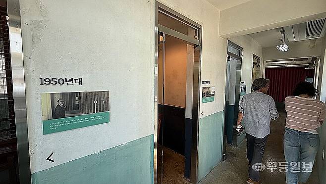 26일 장흥군 장흥읍 원도리 옛 장흥교도소 빠삐용zip. 시민들이 시대별 접견실을 살펴보고 있다.