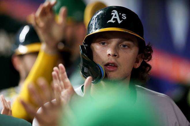 2025년 7월 25일 미국 텍사스 휴스턴의 다이킨 파크에서 열린 휴스턴 애스트로스와의 경기 1회 초, 오클랜드 애슬레틱스의 닉 커츠(등번호 16)가 득점 후 덕아웃에서 동료들의 축하를 받고 있다.