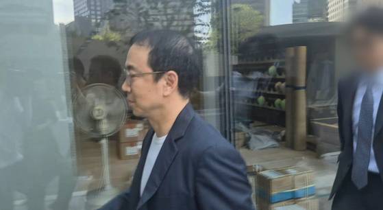 김건희 여사의 전시기획사 코바나컨텐츠에 수억원대 금액을 협찬한 의혹을 받는 송병준 컴투스홀딩스 의장이 김건희 특검 조사를 받기 위해 26일 오전 서울 광화문에 있는 특검 사무실로 출석했다. 〈사진=JTBC〉