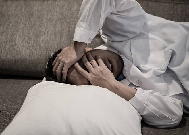 반복된 실신과 극심한 두통에도 11차례나 '편두통'으로 오진을 받은 한 남성이, 실제로는 생명을 위협하는 곰팡이 감염에 의해 사망한 사실이 공개됐다. *사진은 사연과 직접적 관계 없음 [사진=게티이미지뱅크]