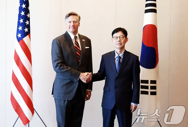 한미일 외교차관 협의회 참석 차 일본을 방문한 박윤주 외교부 제1차관이 크리스토퍼 랜다우(Christopher Landau) 미국 국무부 부장관과 취임 후 첫 한미 외교차관 회담을 갖고 기념촬영을 하고 있다. (외교부 제공. 재판매 및 DB 금지) 2025.7.18/뉴스1