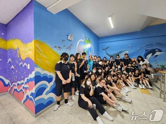 '교내 생태환경 벽화' 제작에 참여한 학생들이 완성된 벽화를 배경으로 기념사진을 찍고 있다. (전남도교육청 제공, 재판매 및 DB 금지)/뉴스1