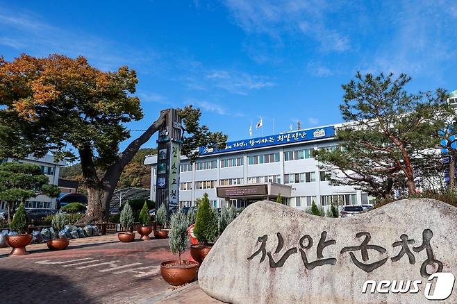 전북 진안군이 환경오염물질 배출사업장을 점검한 결과 16개소의 위반사항을 적발해 24건의 행정처분을 조치하고 4곳에 대해서는 고발 조치했다./뉴스1