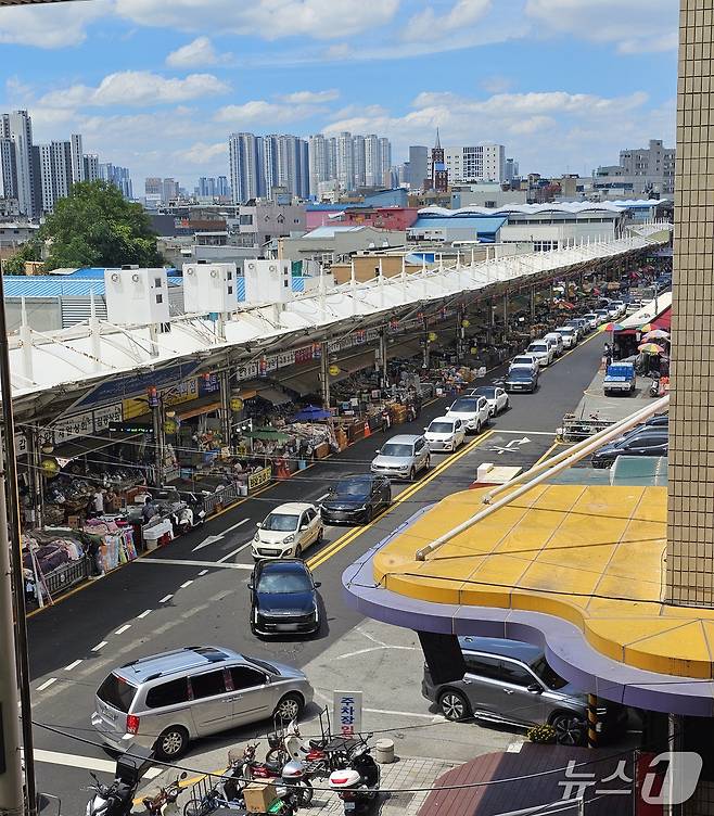 26일 오전 차량들이 대구 서문시장 공영주차장으로 향하고 있다. 2025.7.26/뉴스1 ⓒ News1 이성덕 기자