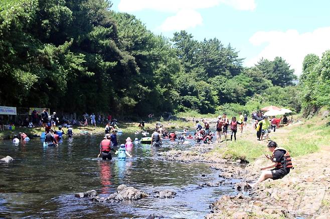 26일 오후 제주 서귀포시 강정동 강정천에서 물놀이를 즐기고 있는 피서객들.2025.7.26/뉴스1 ⓒ News1 홍수영 기자