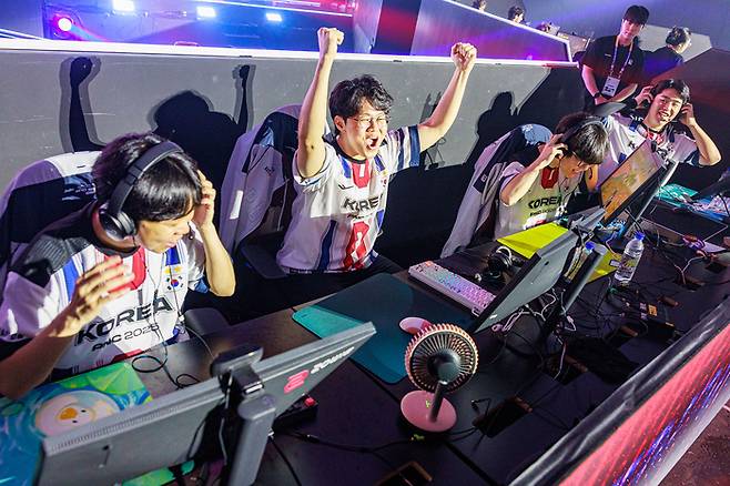 한국 대표팀이 25일 서울 올림픽공원 핸드볼경기장에서 열린 PNC 2025 파이널 스테이지 1일차에서 치킨 획득 후 환호하고 있다. 사진 | 크래프톤