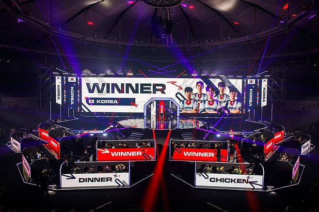 한국 대표팀이 25일 서울 올림픽공원 핸드볼경기장에서 열린 PNC 2025 파이널 스테이지 1일차에서 치킨 획득한 모습. 사진 | 크래프톤