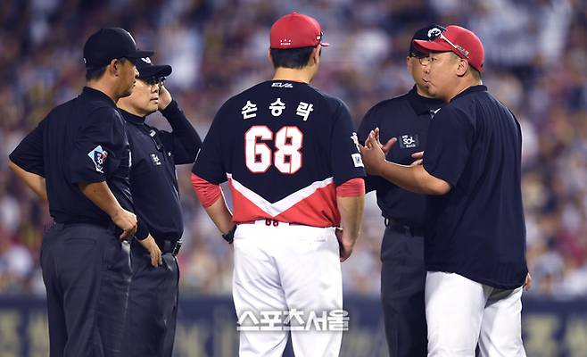 KIA 이범호 감독이 심판진에 항의하고 있다. 잠실 | 최승섭기자 thunder@sportsseoul.com