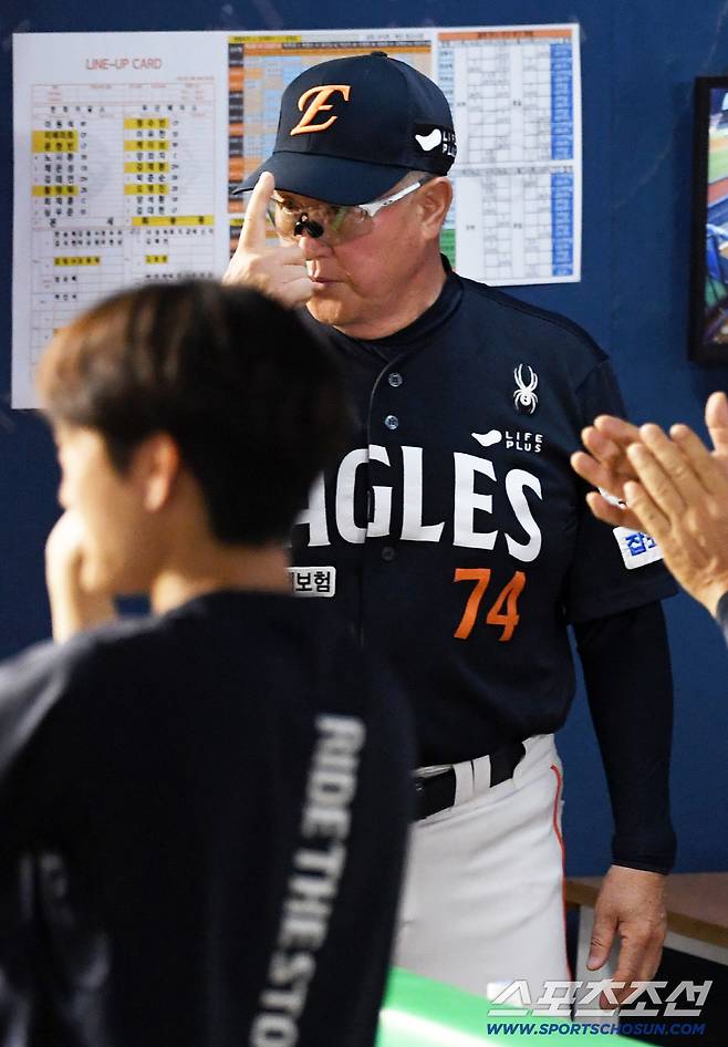 24일 잠실구장에서 열린 두산 베어스와 한화 이글스의 경기. 한화 김경문 감독이 작전을 내고 있다. 잠실=박재만 기자 pjm@sportschosun.com/2025.07.24/