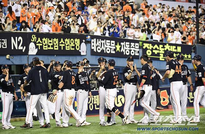 22일 잠실야구장에서 열린 KBO리그 두산과 한화의 경기. 한화가 두산에 승리하며 10연승을 달성했다. 경기 종료 후 승리의 기쁨을 나누고 있는 한화 선수들. 잠실=송정헌 기자songs@sportschosun.com/2025.07.22/
