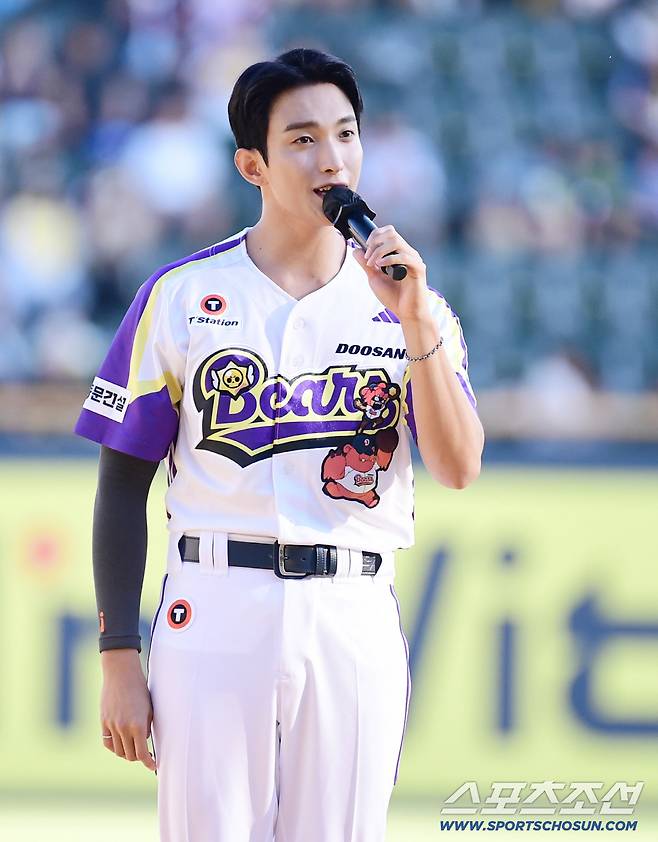 시구에 앞서 인사를 하고 있는 그룹 '세븐틴' 멤버 도겸.