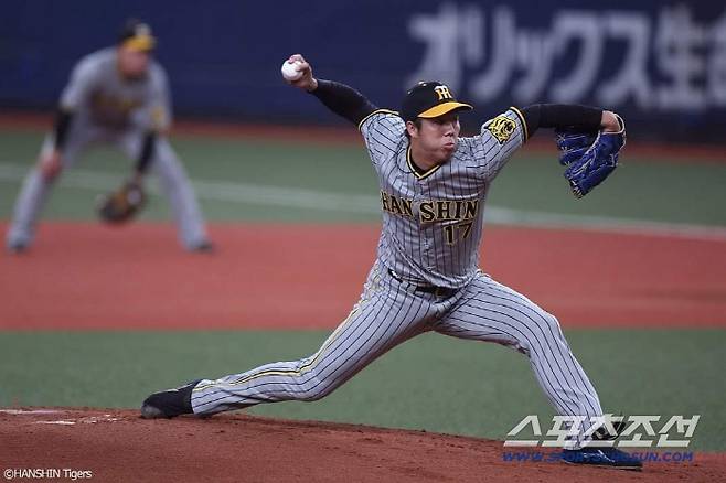 사이드암 투수인 아오야기는 2021~2022년 다승왕에 오른 한신 에이스였다. 2023년 재팬시리즈에 등판한 아오야기의 투구 모습. 사진출처=한신 타이거즈 SNS