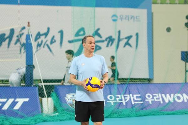 파에스 감독. ⓒ우리카드