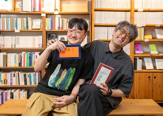 지난달 서울 혜화동 시집 서점 '위트앤시니컬'에서 시인 오은(왼쪽)과 유희경. /김지호 기자