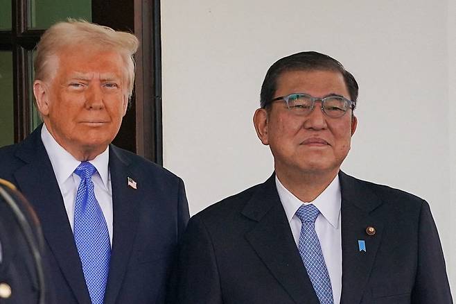 지난 2월 미국 백악관에서 도널드 트럼프 미국 대통령(왼쪽)과 이시바 시게루 일본 총리(오른쪽)가 기념 사진을 촬영하고 있다. /로이터 연합뉴스