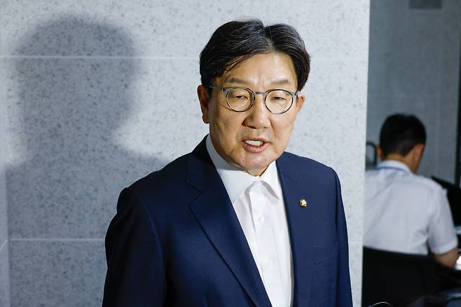 권성동 국민의힘 의원이 지난 18일 서울 여의도 국회 의원회관 자신의 의원실 앞에서 김건희 특검의 '건진법사-통일교 의혹' 압수수색 관련 입장을 밝히고 있다./뉴스1