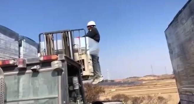 전남 나주시의 한 벽돌공장에서 지난 15일 스리랑카 출신 외국인 노동자를 지게차에 묶어 들어올린 장면이 담긴 영상의 한 부분./전남이주노동자인권네트워크 제공