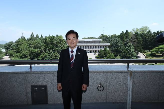정동영 신임 통일부 장관이 25일 취임식을 앞두고 판문점을 찾아 기념촬영을 하고 있다. ⓒ통일부