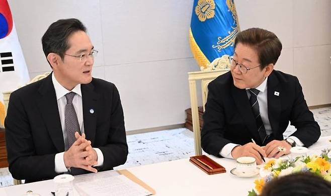 이재명 대통령이 지난 13일 서울 용산 대통령실 청사에서 열린 경제6단체와 기업인 간담회에서 이재용 삼성전자 회장의 발언을 듣고 있다. ⓒ대통령실사진기자단