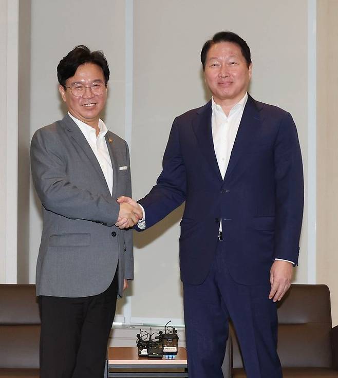 김영훈(왼쪽) 고용노동부 장관과 최태원 대한상공회의소 회장이 24일 서울 중구 대한상의에서 만나 악수하고 있다.ⓒ대한상의