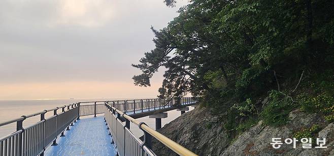 경남 남해의 숨은 산책 명소인 선소해안산책로. 선소마을 지역 협동조합이 운영하는 숙소 ‘선소207’ 뒤편에서부터 시작해 소박한 어촌 풍경이 펼쳐진다.