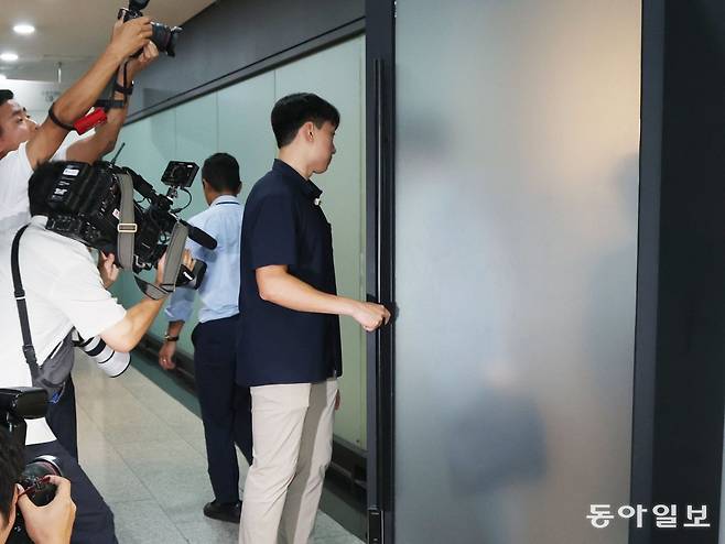 25일 민중기 특별검사팀 수사관들이 서울 서초구 아크로비스타 지하 아케이드에 있는 코바나컨텐츠 사무실에 들어서고 있다. 신원건 기자 laputa@donga.com