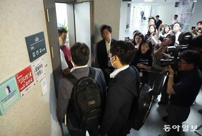 25일 특검 수사관들은 서울 여의도에 있는 김선교 국민의힘 의원실도 압수수색했다. 김 의원은 김건희 여사 일가의 경기 양평 공흥지구 개발사업 특혜 의혹이 불거졌을 당시 양평군수로 재직했다. 장승윤 기자 tomato99@donga.com