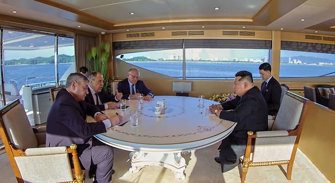 12일 방북 중인 세르게이 라브로프 러시아 외무장관과 요트에서 회담하고 있는 김정은. 요트 창밖으로 원산 시내와 새로 지은 갈마해안관광지구가 병풍처럼 펼쳐졌다. 노동신문 뉴스1