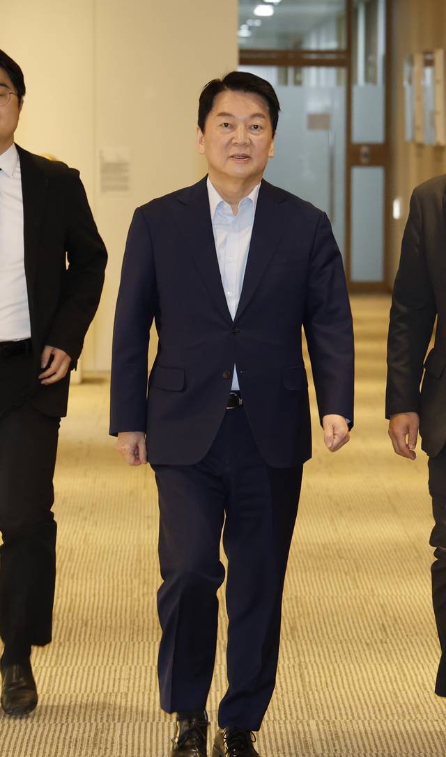 국민의힘 당권 주자인 안철수 의원이 지난 24일 오세훈 서울시장과 오찬 회동을 위해 서울시청으로 들어서고 있다. [연합뉴스]