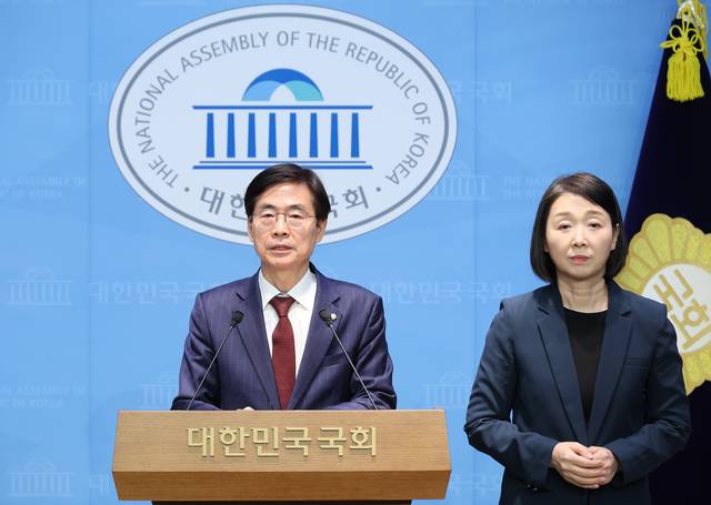 국민의힘 당대표 선거 출마를 선언한 조경태 의원이 지난 23일 서울 여의도 국회 소통관에서 혁신후보 단일화 촉구 등 현안 관련 기자회견을 하고 있다. [연합뉴스]