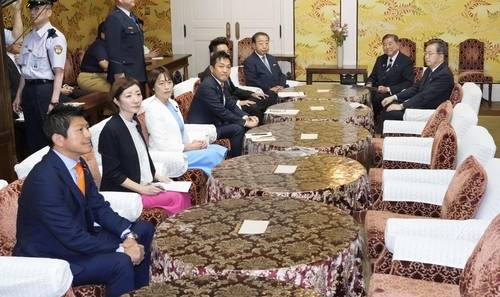 이시가 시게루 일본 총리(오른쪽 두번째)가 25일 열린 여야 당수회담에서 미일 무역 합의 내용을 설명했다.  연합뉴스