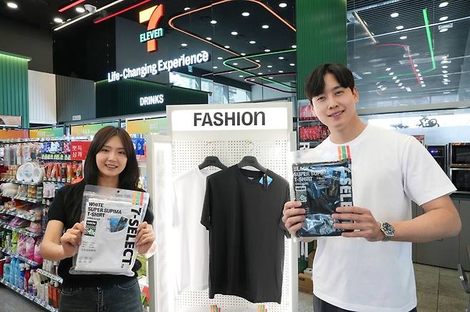 모델이 세븐일레븐 패션 PB '세븐셀렉트 수피마 티셔츠'를 소개하고 있다.
