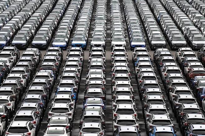 지난 4월2일(현지시간) 일본 요코하마 부두에 수출될 자동차들이 선적을 기다리고 있다.AFP연합뉴스