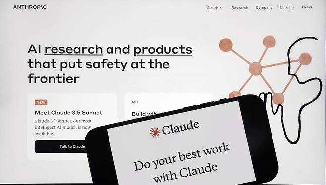 '클로드'로 유명한 인공지능(AI) 스타트업 앤스로픽이 현재 중동 투자자들로부터 최대 50억달러 자본 모집을 추진하면서 기업가치가 기존의 두 배가 넘는 1500억달러로 평가받고 있는 것으로 알려졌다. AP 뉴시스