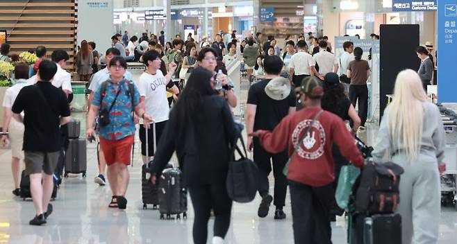 지난 24일 인천국제공항 제2여객터미널 출국장이 여행객들로 붐비고 있다. 뉴시스