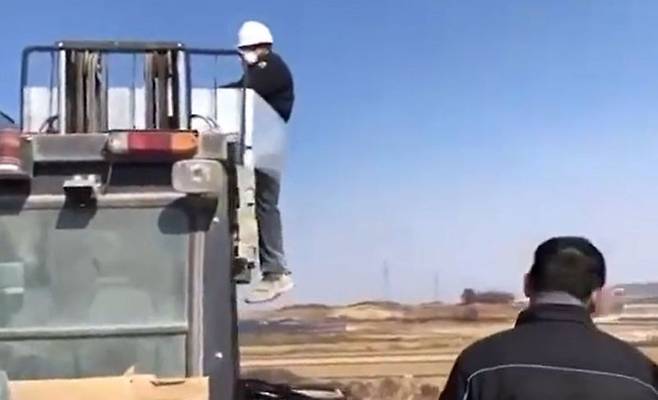 지난 2월 26일 외국인 노동자 A씨가 전남 나주시 한 벽돌 공장에서 벽돌 더미에 묶여 지게차로 들어 올려지고 있다. 유튜브 영상 캡처